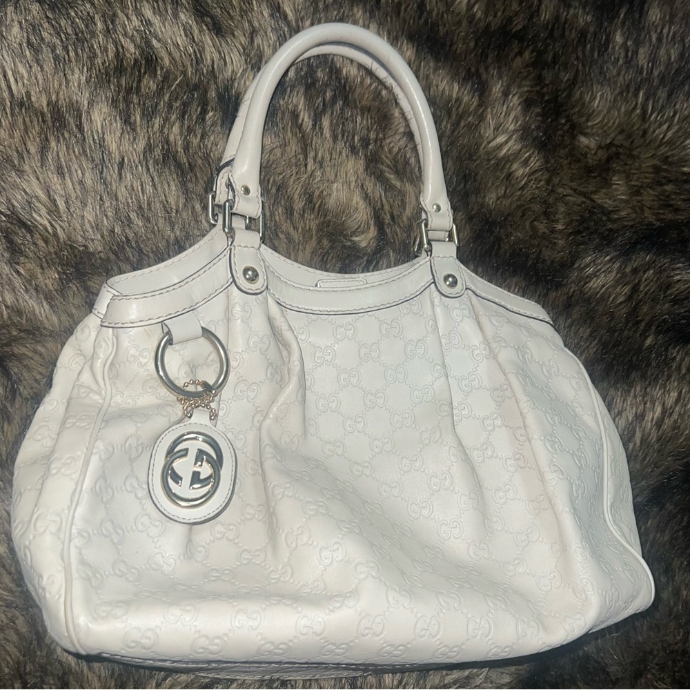 Gucci Cream Leather Handbag with Gold Accents . 100% authentic